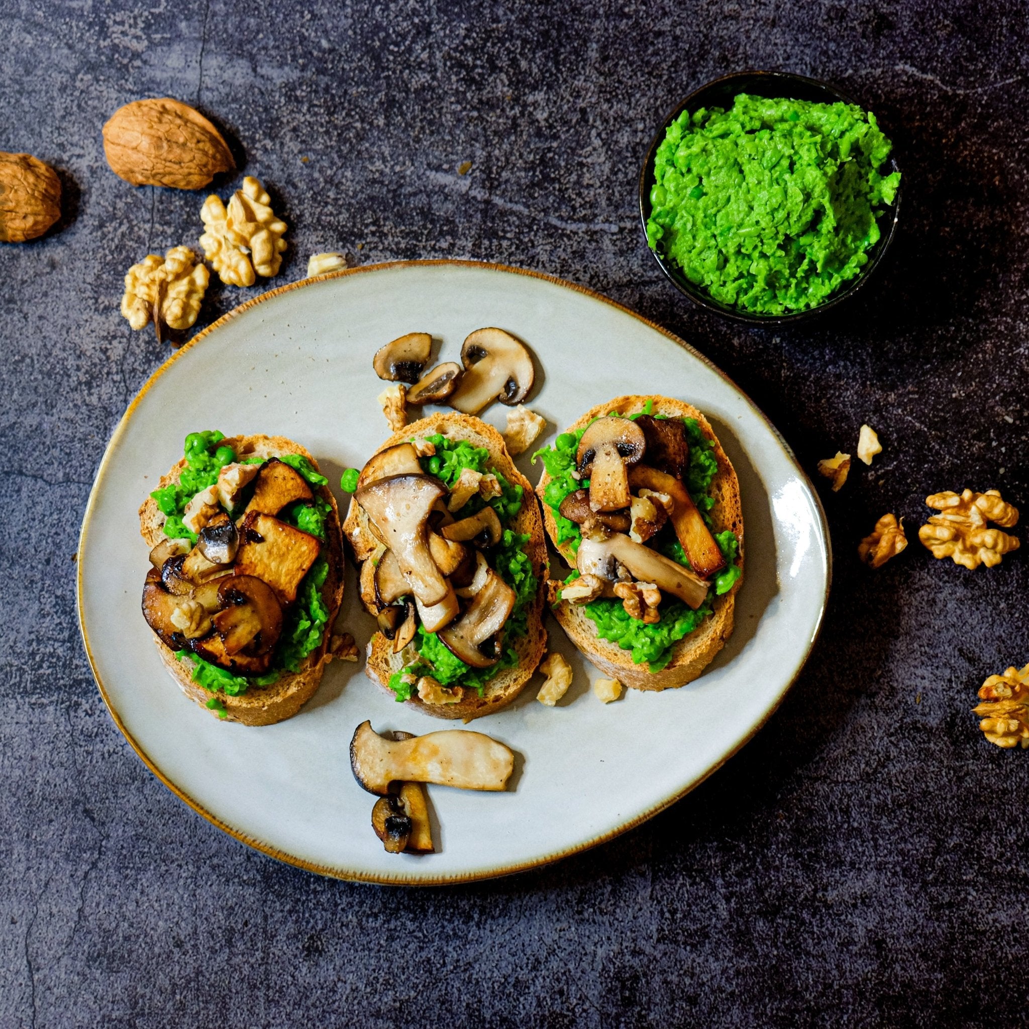 Gebratenes Brot mit Steinpilzen, Erbsenpüree und gerösteten Walnüssen ... Gebratenes Brot mit Steinpilzen, Erbsenpüree und gerösteten Walnüssen ...