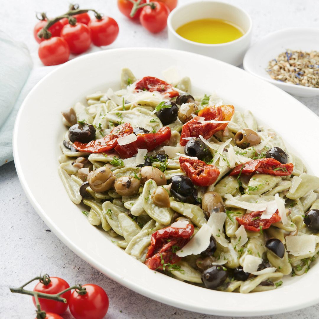 Mediterraner Pasta-Salat mit Oliven & getrockneten Tomaten - oilvinegar.ch