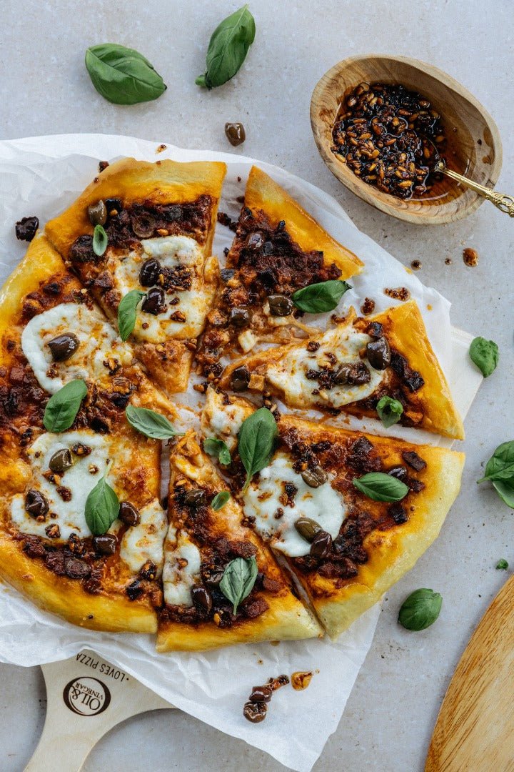 Pizza Piccante mit Taggiasca-Oliven - oilvinegar.ch