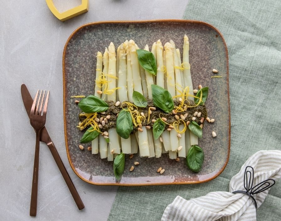 Weißer Spargel mit gerösteten Pinienkernen – oilvinegar.ch Weißer Spargel mit gerösteten Pinienkernen – oilvinegar.ch