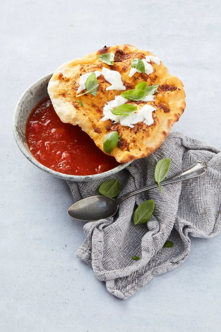 Würzige Tomatensuppe mit knusprigem Pizza-Deckel - oilvinegar.ch
